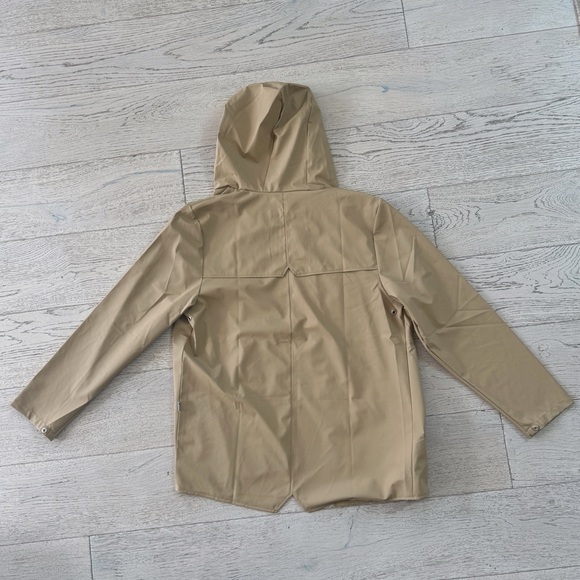 Rains Unisex Rain Jacket in color Sand, Size Medium, NWT - Picture 2 of 8